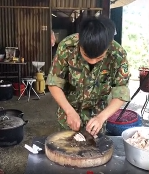 Anh bộ đội trổ tài thái thịt đều tăm tắp, rắc muối chuyên nghiệp