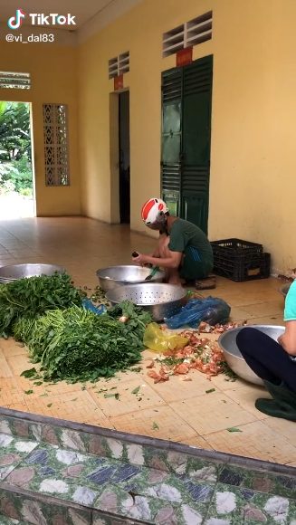 Anh bộ đội trổ tài thái thịt đều tăm tắp, rắc muối chuyên nghiệp