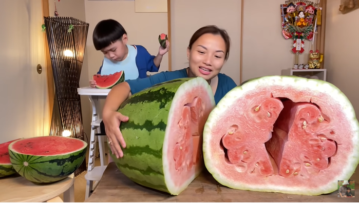 Cận cảnh trái dưa hấu khổng lồ 56kg đến 2 người bê mới nổi