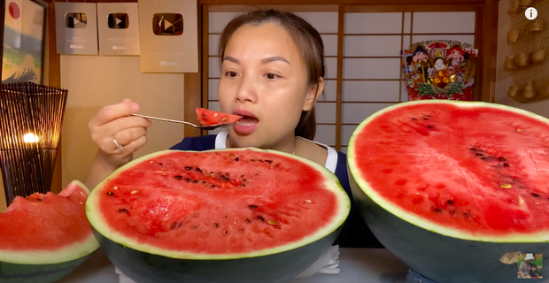 Cận cảnh trái dưa hấu khổng lồ 56kg đến 2 người bê mới nổi