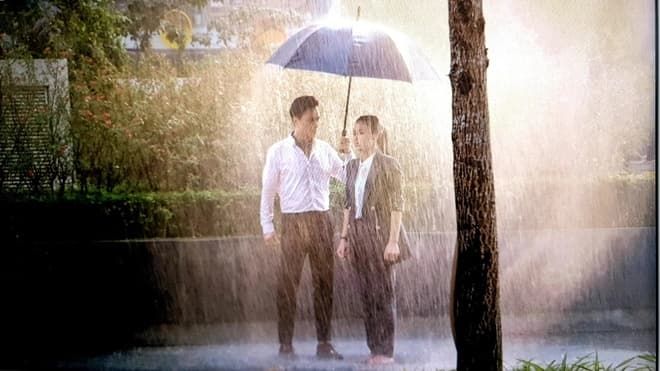 Cảnh lãng mạn dưới mưa trong phim Việt đã đánh lừa khán giả thế nào?