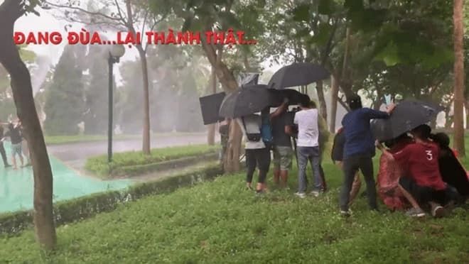 Cảnh lãng mạn dưới mưa trong phim Việt đã đánh lừa khán giả thế nào?