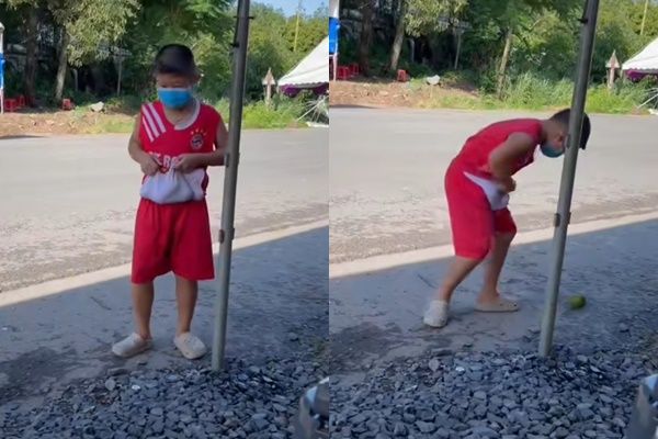 Cậu bé đem xôi tặng mấy chú bộ đội trực chốt: Mới cúng, ăn ngon lắm