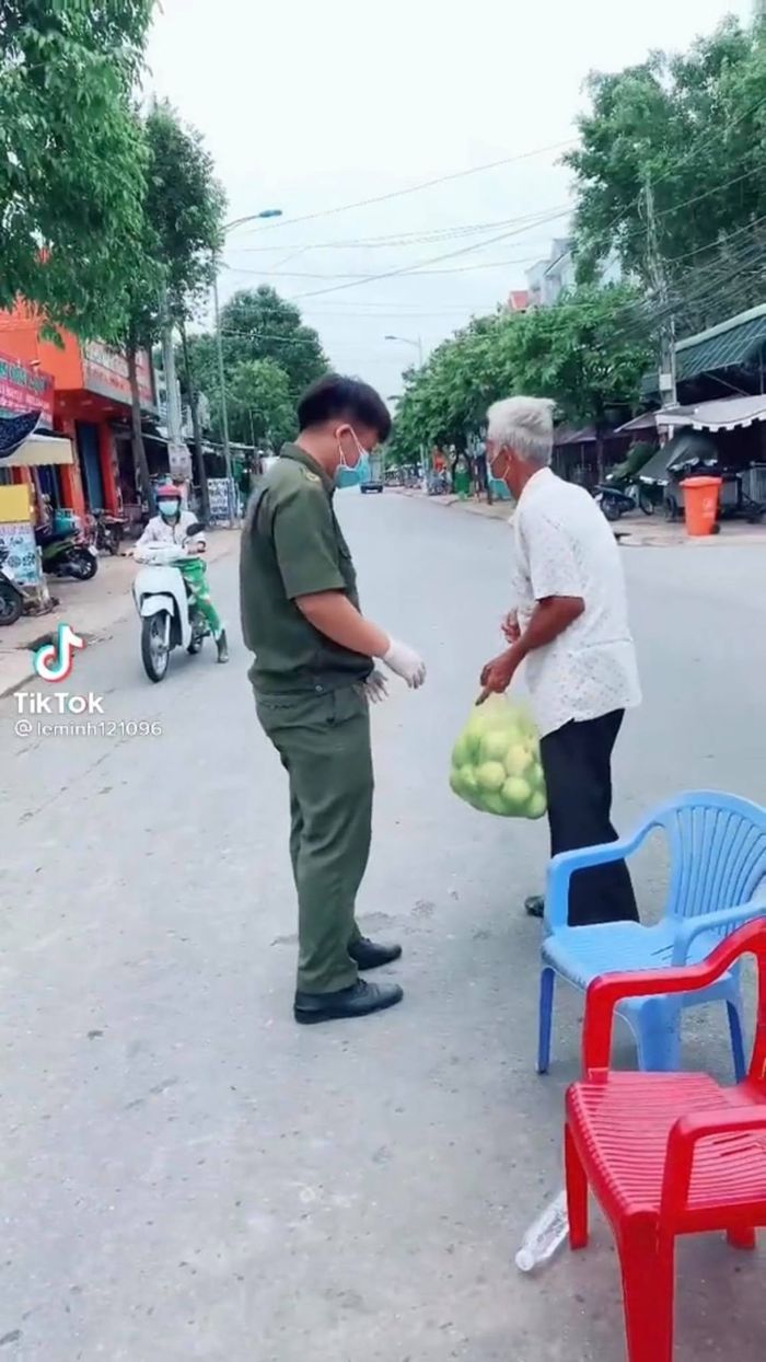 Cậu bé đem xôi tặng mấy chú bộ đội trực chốt: Mới cúng, ăn ngon lắm