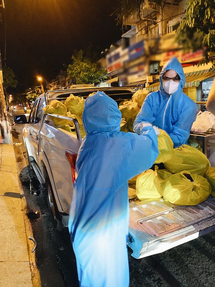 Bếp ăn Suối Mát Từ Tâm: Rau thịt đủ đầy gửi đến tuyến đầu chống dịch