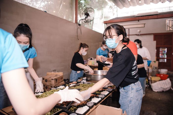 Bếp ăn Suối Mát Từ Tâm: Rau thịt đủ đầy gửi đến tuyến đầu chống dịch