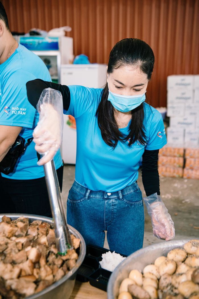 Bếp ăn Suối Mát Từ Tâm: Rau thịt đủ đầy gửi đến tuyến đầu chống dịch