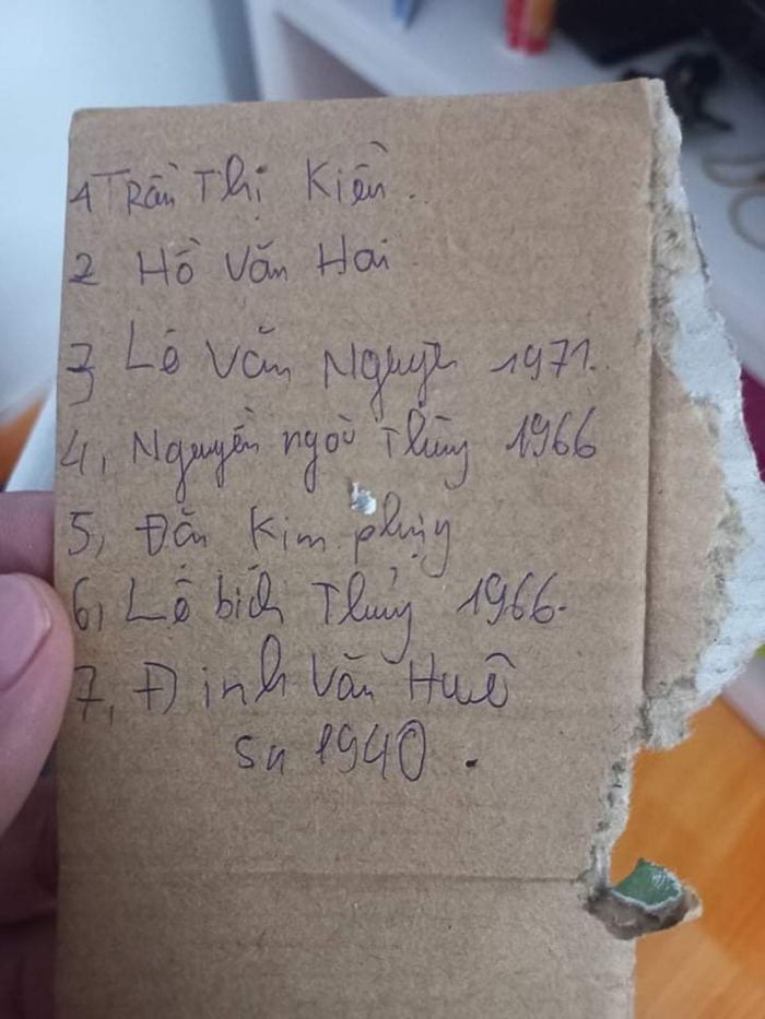 Chàng lao công BV dã chiến bấp chấp giúp người nhà xem tình trạng F0