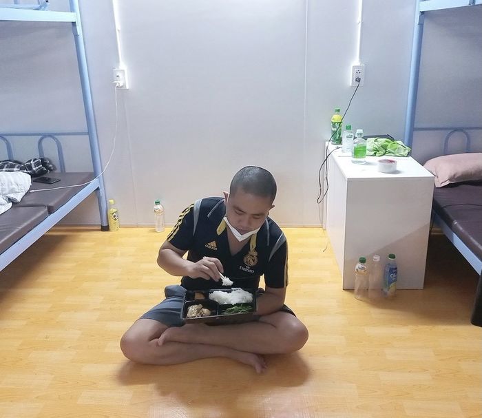 Chàng lao công BV dã chiến bấp chấp giúp người nhà xem tình trạng F0