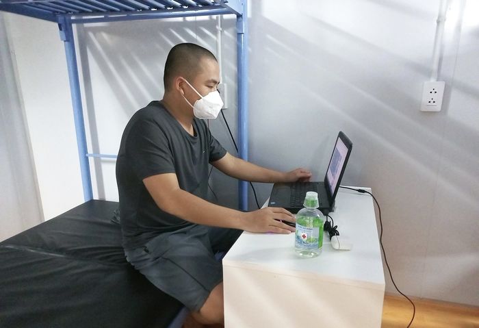 Chàng lao công BV dã chiến bấp chấp giúp người nhà xem tình trạng F0