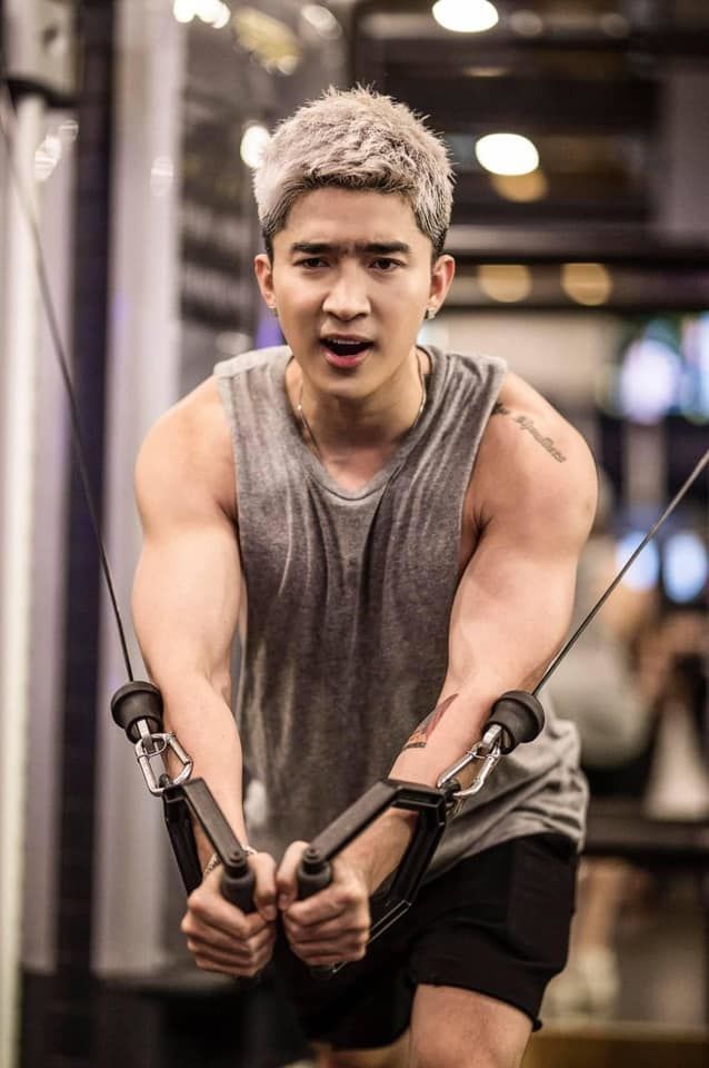 Chi Dân bận váy ở nhà: Là đàn ông con trai phải mạnh mẽ nha mấy anh