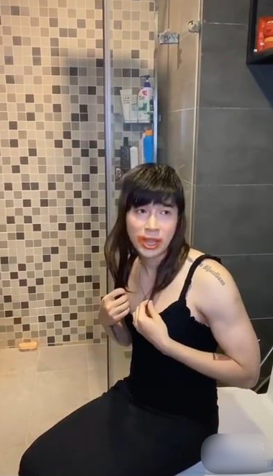 Chi Dân bận váy ở nhà: Là đàn ông con trai phải mạnh mẽ nha mấy anh