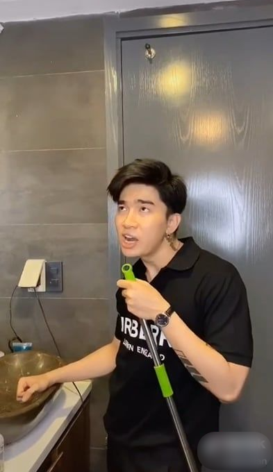 Chi Dân bận váy ở nhà: Là đàn ông con trai phải mạnh mẽ nha mấy anh