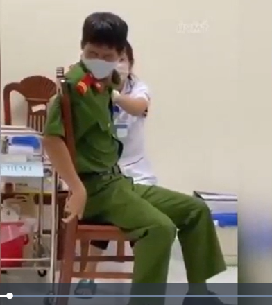 Nỗi sợ kim tiêm không chừa 1 ai, anh công an run rẩy khi tiêm vắc xin