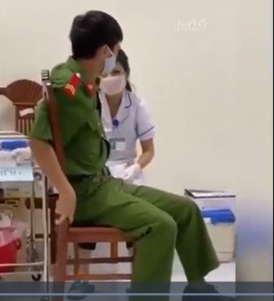 Nỗi sợ kim tiêm không chừa 1 ai, anh công an run rẩy khi tiêm vắc xin