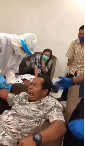 Nỗi sợ kim tiêm không chừa 1 ai, anh công an run rẩy khi tiêm vắc xin