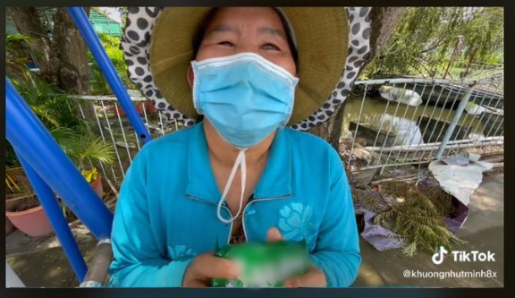 Cho 1 gói mì người nghèo vẫn nhận, xoay ra mặt sau thấy 500k