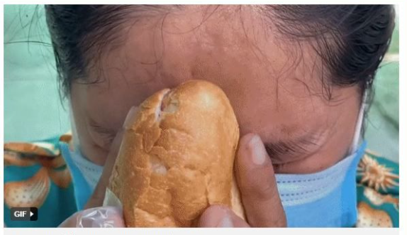 Cho 1 gói mì người nghèo vẫn nhận, xoay ra mặt sau thấy 500k