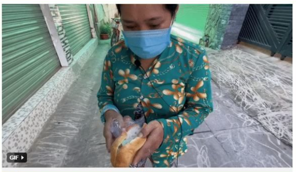 Cho 1 gói mì người nghèo vẫn nhận, xoay ra mặt sau thấy 500k