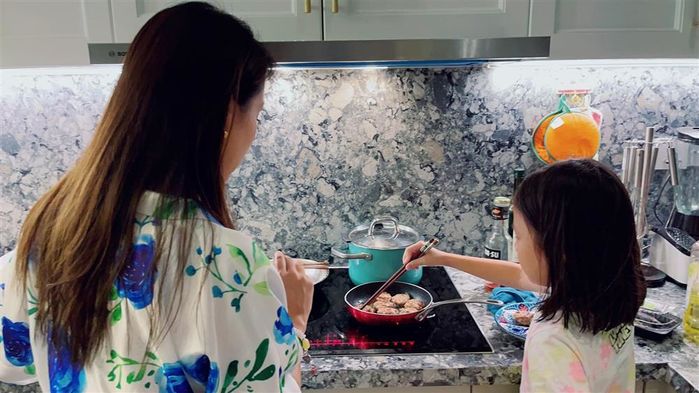 Chồng đại gia nấu toàn món ngon phục vụ Vân Hugo: coi chừng tăng cân