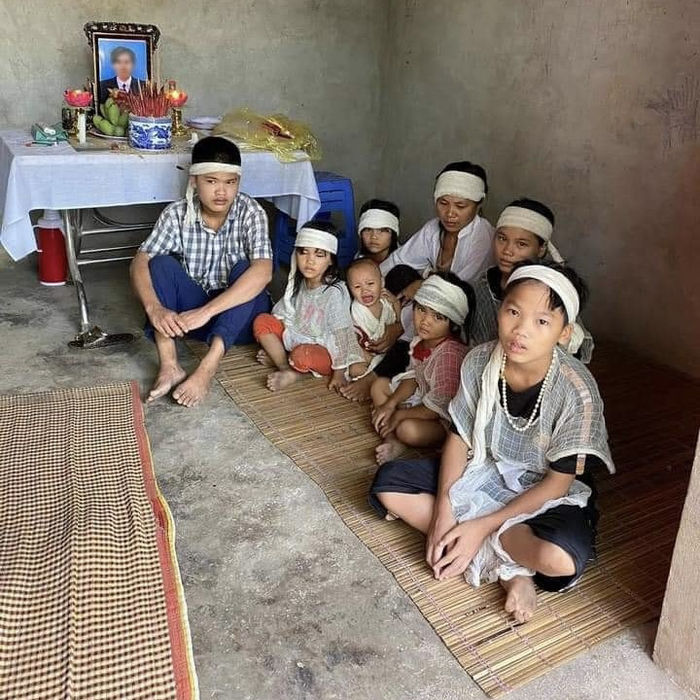 Bố qua đời, mẹ không thể nuôi nổi 7 người con: ăn đỡ cháo loãng
