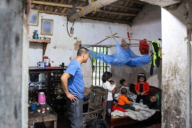 Bố qua đời, mẹ không thể nuôi nổi 7 người con: ăn đỡ cháo loãng