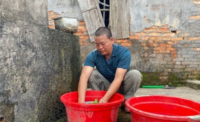 Bố qua đời, mẹ không thể nuôi nổi 7 người con: ăn đỡ cháo loãng