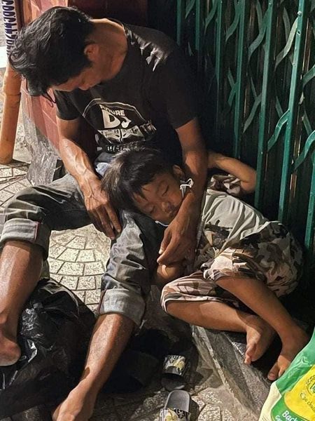 Bố qua đời, mẹ không thể nuôi nổi 7 người con: ăn đỡ cháo loãng