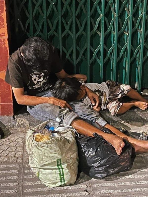 Bố qua đời, mẹ không thể nuôi nổi 7 người con: ăn đỡ cháo loãng