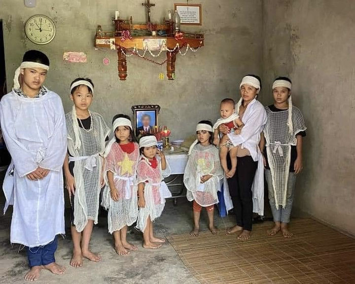 Bố qua đời, mẹ không thể nuôi nổi 7 người con: ăn đỡ cháo loãng