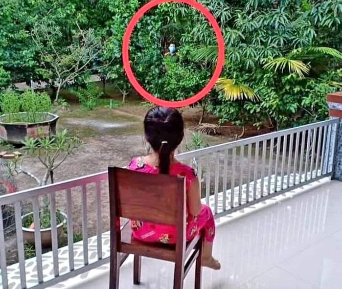 Chú bộ đội tạt qua nhà, 2 con định chạy ra ôm nhưng bị xua tay