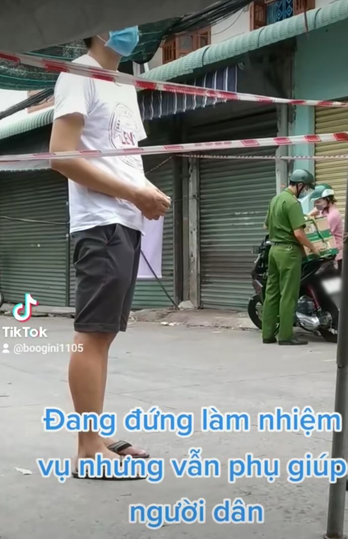 Chú công an thả thuyền giấy lúc trời mưa: Chở Covid đi xa thuyền nhé!