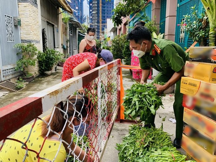 Chú công an thả thuyền giấy lúc trời mưa: Chở Covid đi xa thuyền nhé! 