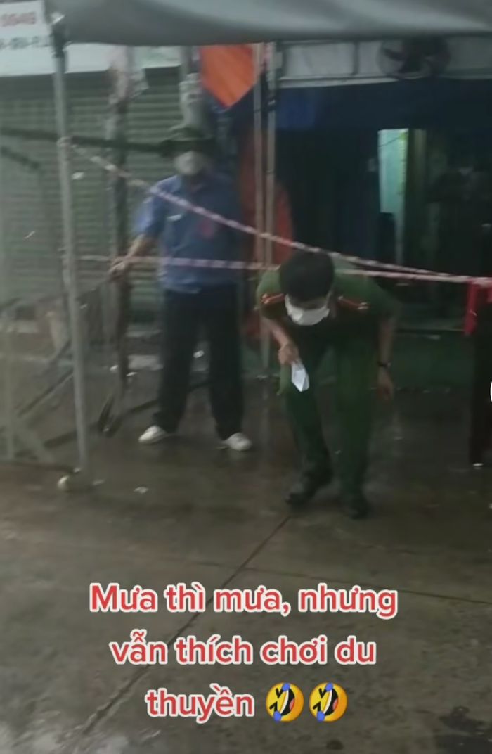 Chú công an thả thuyền giấy lúc trời mưa: Chở Covid đi xa thuyền nhé!