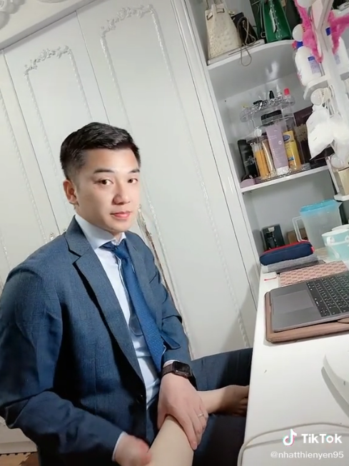 Chủ tịch vừa họp online vừa bóp chân cho nóc nhà
