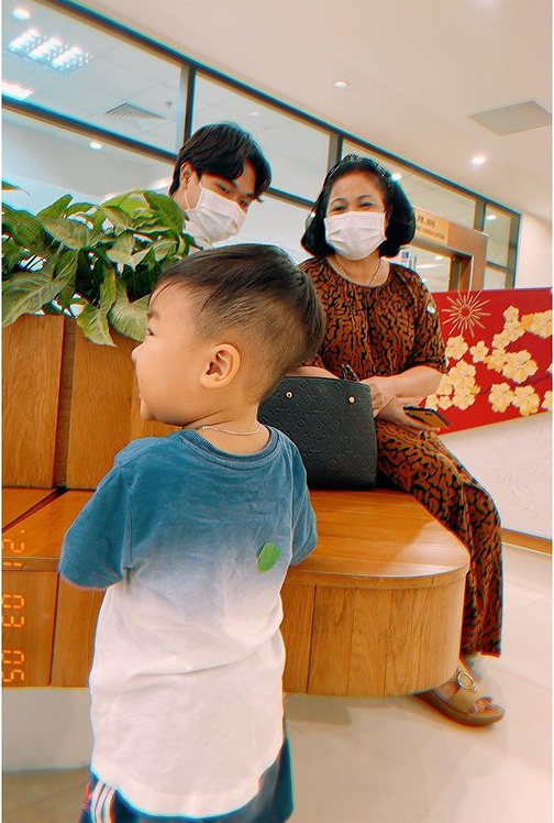 Chuẩn đại gia miền Tây: Mẹ chồng và ông xã Hòa Minzy diện toàn đồ hiệu
