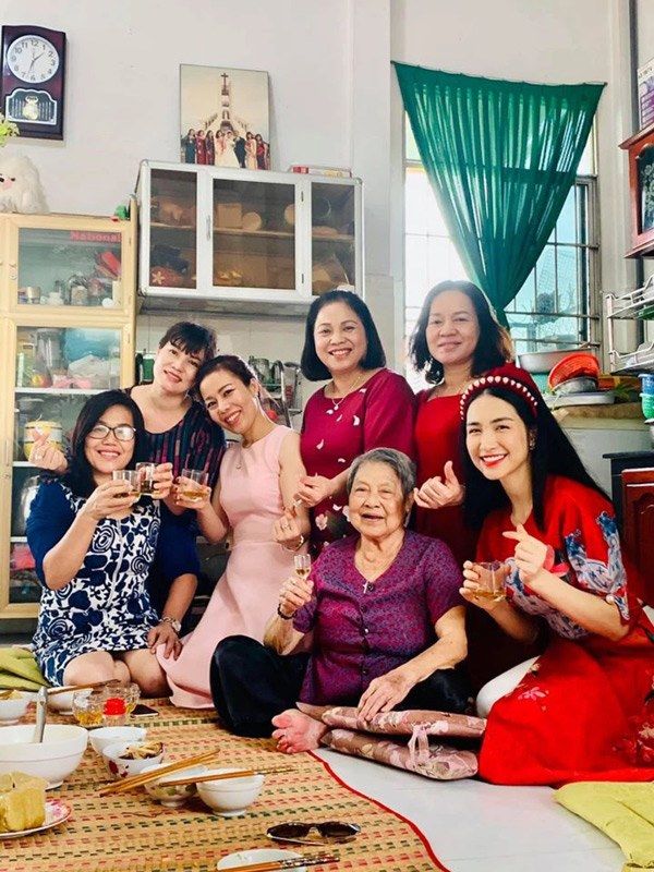 Chuẩn đại gia miền Tây: Mẹ chồng và ông xã Hòa Minzy diện toàn đồ hiệu