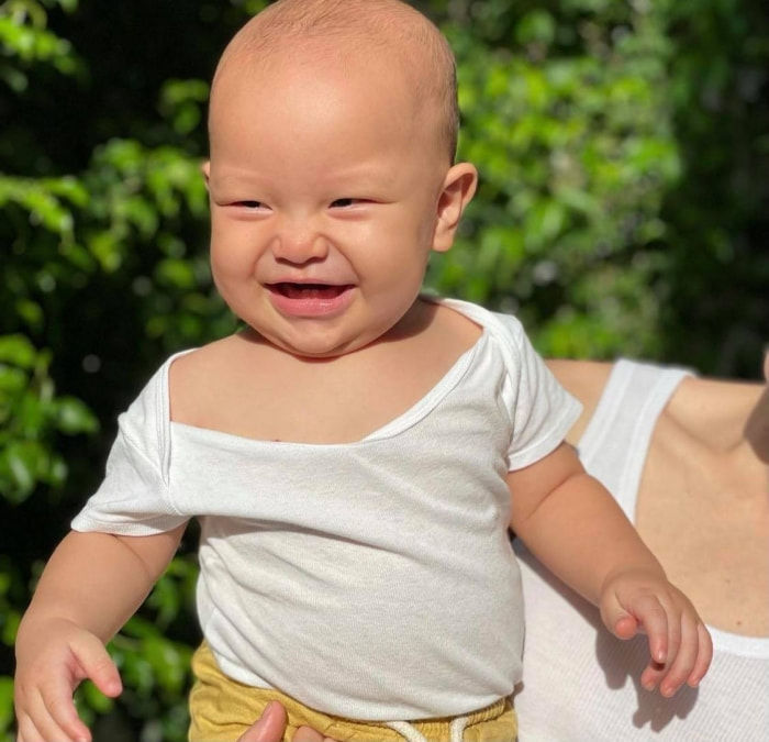Chuẩn thánh háu ăn, Leon chép miệng liên tục khi thấy bố ăn