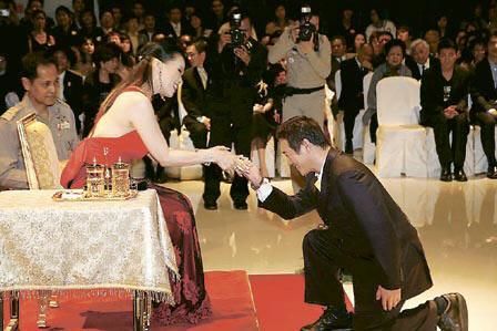 Chuyện đời li kì của công chúa Thái Lan và sự trở về huy hoàng