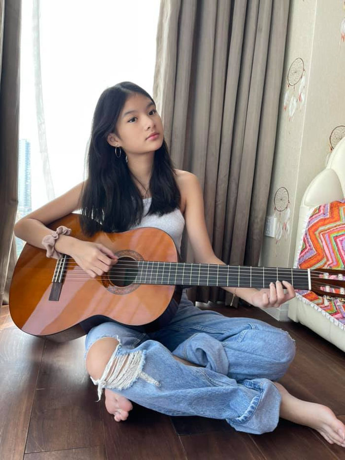 Con gái 13 tuổi của Trương Ngọc Ánh gây sốt với đôi chân siêu dài