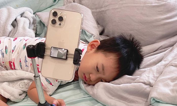 Nhóc tì Vbiz học online: con Thúy Diễm ngủ ngon lành nè cô giáo ơi