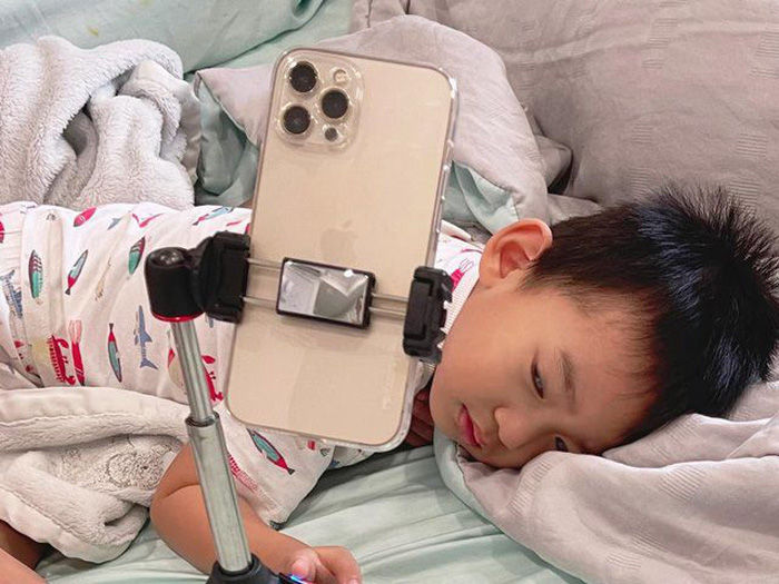 Nhóc tì Vbiz học online: con Thúy Diễm ngủ ngon lành nè cô giáo ơi