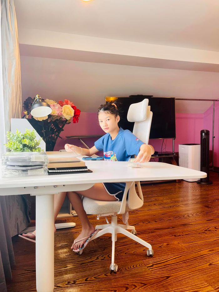 Nhóc tì Vbiz học online: con Thúy Diễm ngủ ngon lành nè cô giáo ơi