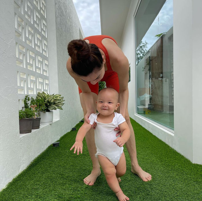 Con trai Hà Hồ 9 tháng tuổi đã biết ngồi buôn chuyện