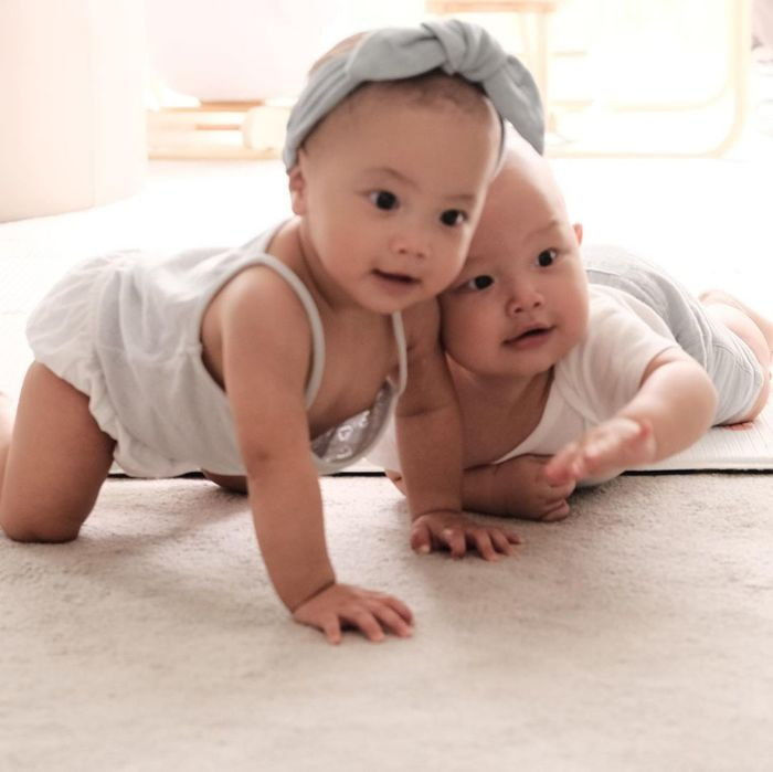 Con trai Hà Hồ 9 tháng tuổi đã biết ngồi buôn chuyện