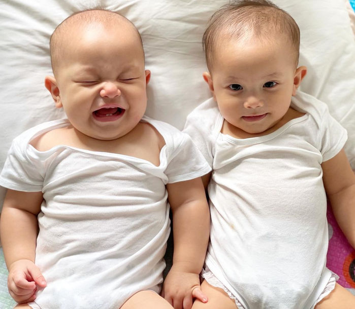 Con trai Hà Hồ 9 tháng tuổi đã biết ngồi buôn chuyện