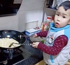 Con trai 3 tuổi đã biết chiên cơm, chiên trứng: Chưa gì mẹ đã được nhờ