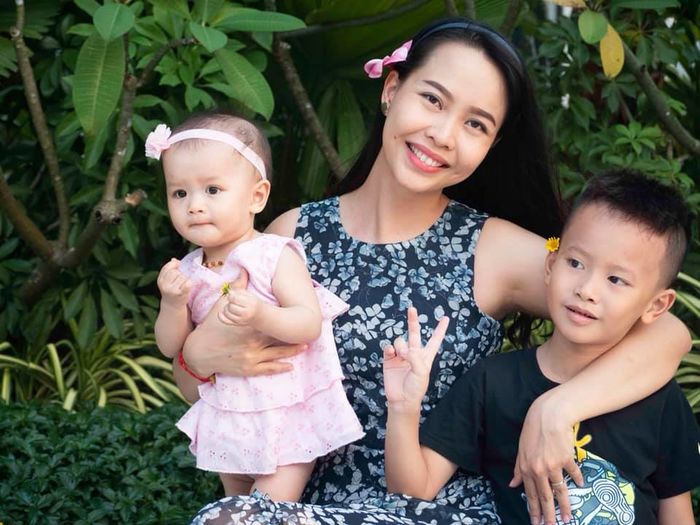Tuổi 74, nhạc sĩ Đức Huy sống ra sao bên vợ kém 44 tuổi và 2 con nhỏ?