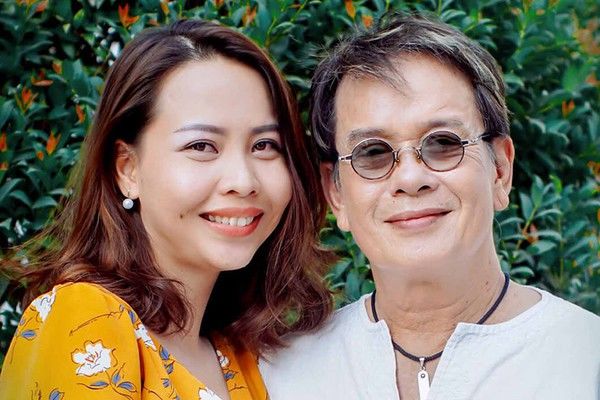 Tuổi 74, nhạc sĩ Đức Huy sống ra sao bên vợ kém 44 tuổi và 2 con nhỏ?
