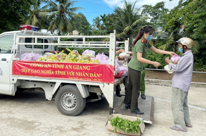Công an trực chốt bê xe cô gái chở đi, ai ngờ cái kết xứng 100 điểm